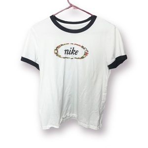 Vintage Style Large White And Black Short Sleeve Women’s Nike Tee